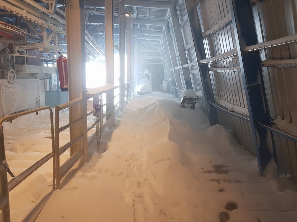 Kanin, a nem üzemelő liftállomásra betört a hó