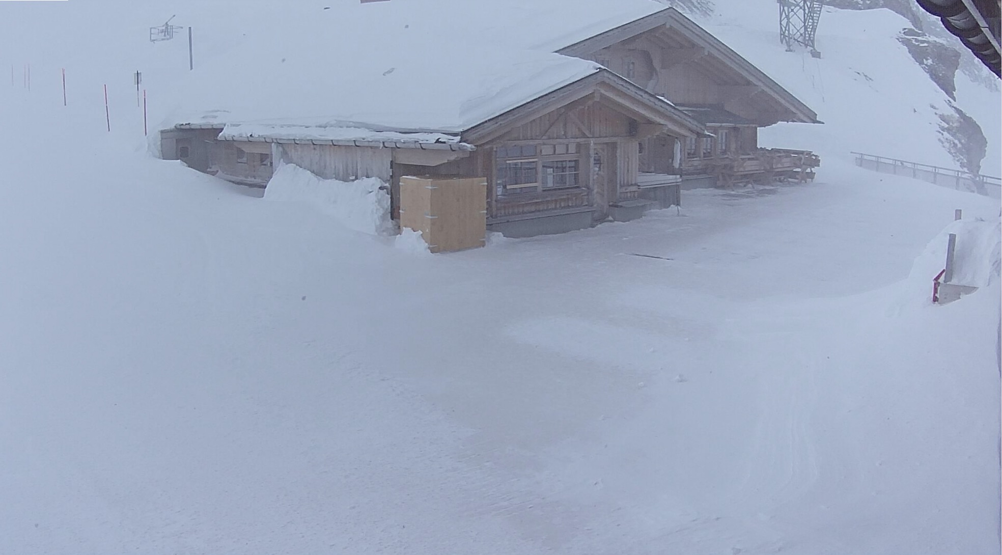 Webkamera, Engelberg, Svájc. Január 9-én 3028 méteres magasságban 511 cm vastag volt a hó. Ennyi hó tavaly egész télen nem hullott ezen a helyen.