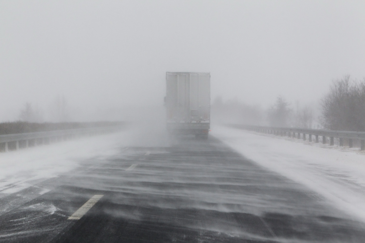 Kamion halad a hófúvásban az M7-es autópályán Letenye közelében 2018. február 27-én. MTI Fotó: Varga György