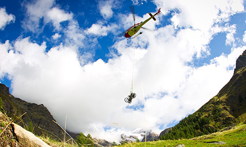 A helikopteres kerákpárszállítás egyik módja Olaszországban | Fotó: allurealps.com