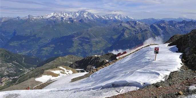 A gleccser felületét nyáron letakarják, hogy megállítsák az olvadást | Fotó: Lledauphine.com