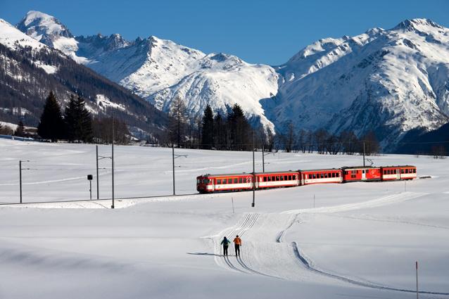 Az Obergoms völgyet átszelő vasútvonalon halad a híres Matterhorn Gotthard Bahn, a világ leglassabb expresszvonata, amely Zermattba viszi a turistákat.
