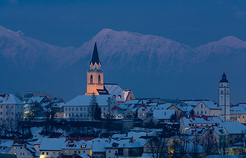 Kranj városka felett magasodó Júliai Alpok - forrás: flickriver.com Kranj városka felett magasodó Júliai Alpok - forrás: flickriver.com