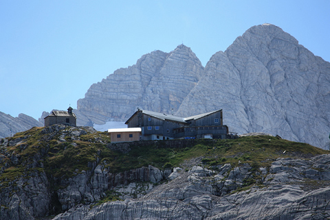 A ma is üzemelő Simony Hütte a Dachsteinen