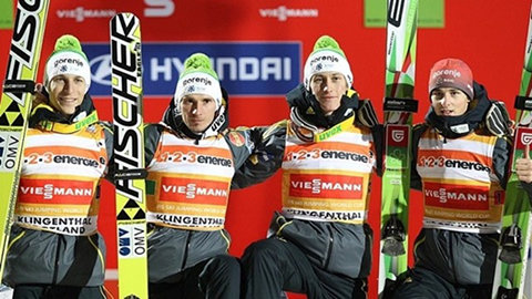 A győztes szlovén csapat: Jurij Tepes, Robert Kranjec, Peter Prevc és Jaka Hvala (forrás: www.fis-ski.com)