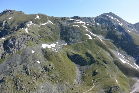 A hegyoldal, ahol a holttestet megtalálták (Kép: Valais kanton rendőrség)