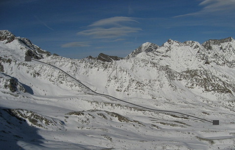 Az új lift (Daunjoch) nyomvonala berajzolva a hegyoldal fényképébe