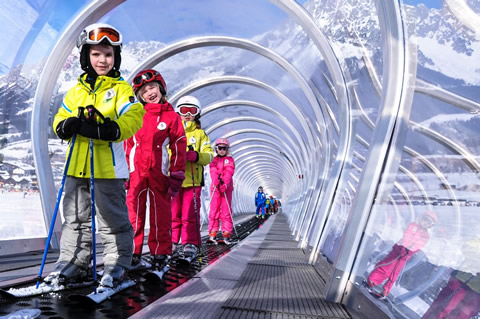Jelenleg több mint 2200 SunKid varázsszőnyeg található a világ síterepein. | Fotó: sunkidworld.com Jelenleg több mint 2200 SunKid varázsszőnyeg található a világ síterepein. | Fotó: sunkidworld.com