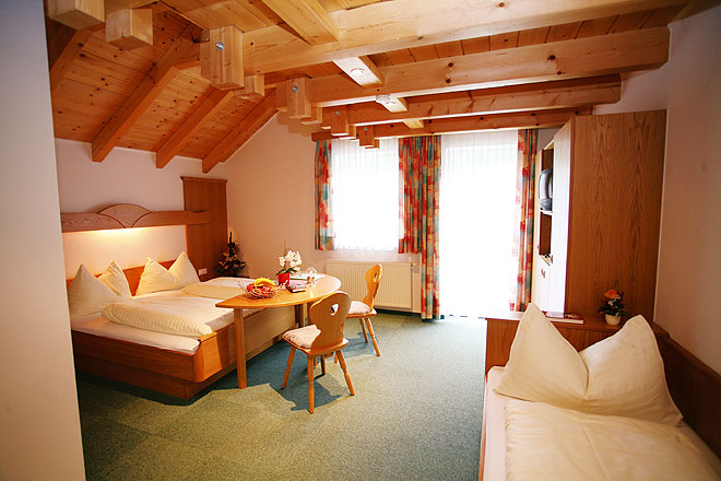 zimmer-3bett-9376.jpg