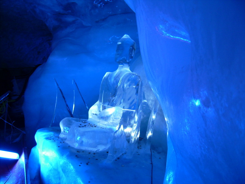 Buddha-szobor a gleccser mélyén