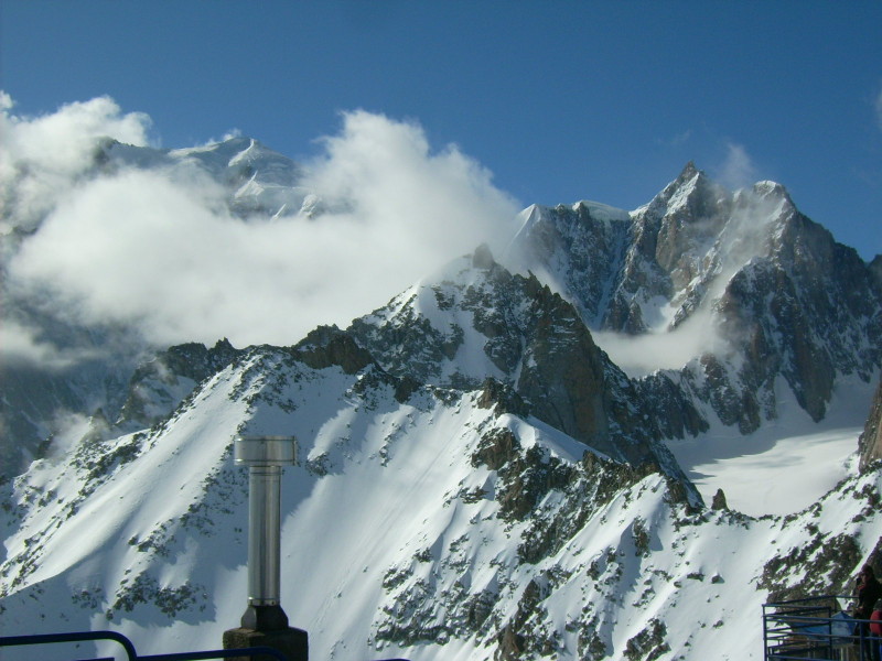 A Mont Blanc felhőkoszorúban...