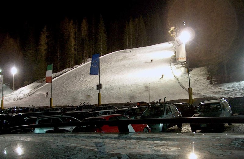 Remek 1,5 - 2 km-es, kék és piros pályák, a kabinos felvonó két oldalán