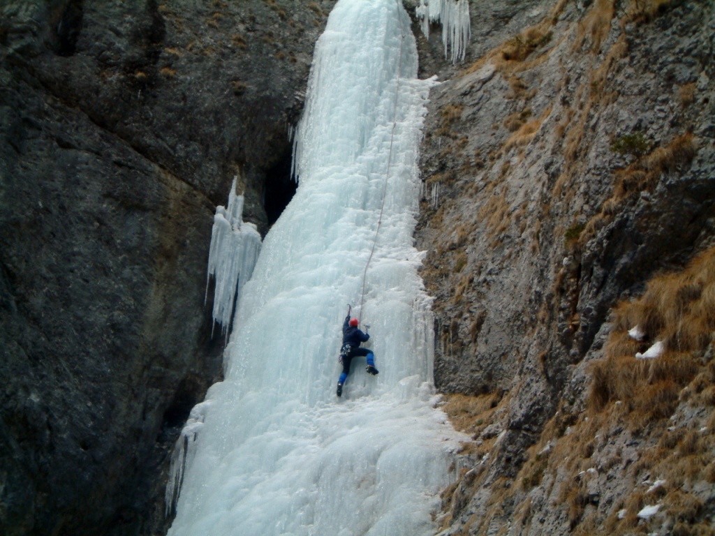 arrampicata-sul-ghiaccio-serrai-di-sottoguda-marmoladadolomiti-stars.jpg