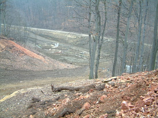 ahol-a-faragott-resz-eleri-a-regi-fekete-palyat.JPG