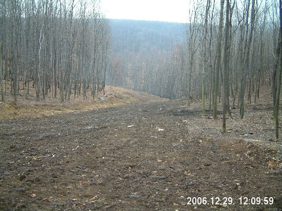 az-5-os-palya-alul-ahol-elfordul-balra-a-hegy-oldalaba-faragott-reszre.JPG