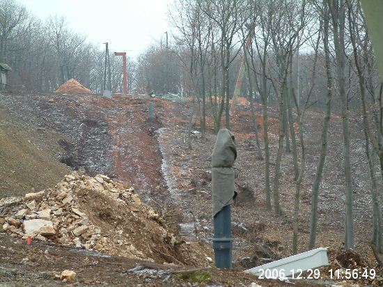 itt-meg-tolteni-kell-avagy-lefele-is-huz-a-lift-jobbra-latszik-a-visszajovo-ag---oszlopa.JPG