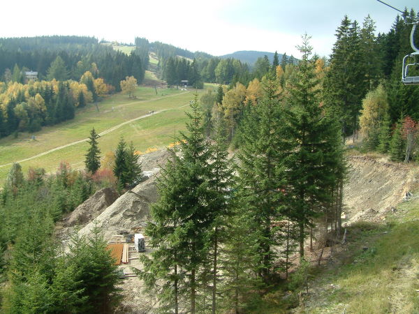 Innen-latszik-az-uj-lift-nyomvonala.Egy-kis-erdo-reszt-is-ki-kellett-vagni-a-cel-erdekeben.jpg