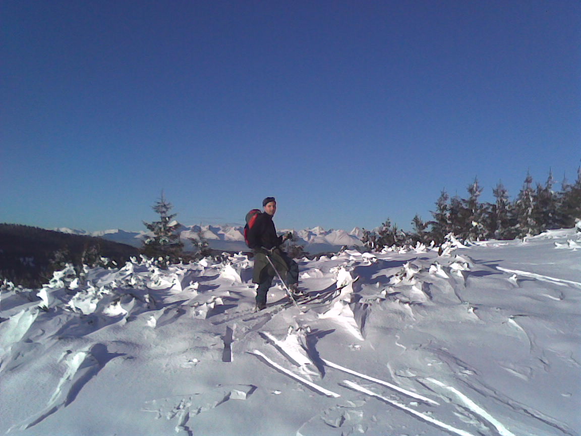 Fent-a-gerincen-hatterben-a-Magas-Tatra.jpg