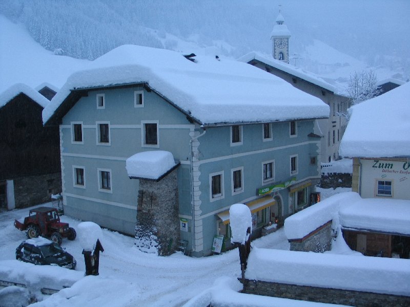 Reggelre méteres hó borította a falut