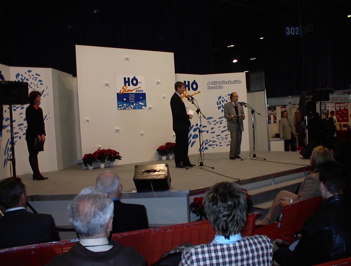 Gyurcsány Ferenc, gyermek-, ifjúsági és sportminiszter nyitotta meg a Hó Show-t 2003. november 13-án 11 órakor a D pavilon színpadán.