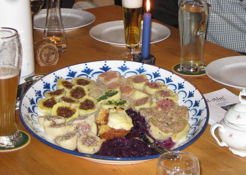 Szalonnás, sonkás és spenótos gombócok párolt lila káposztával a Knödl Alm étteremben