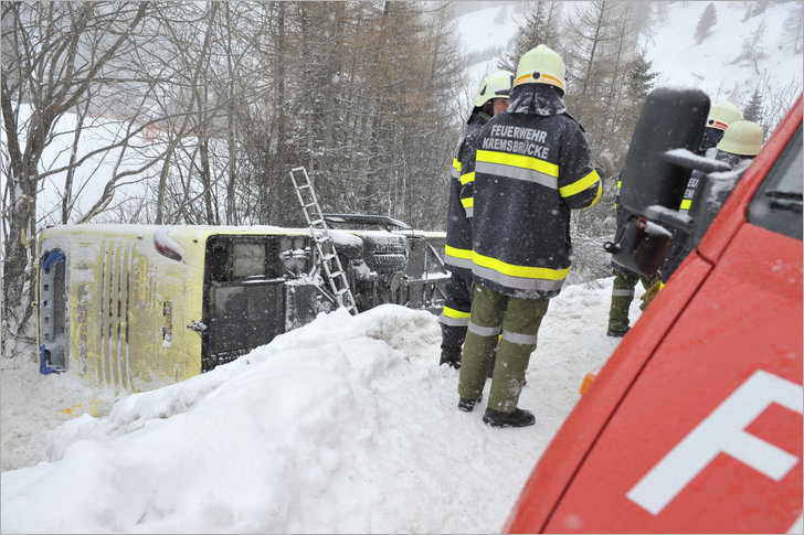 A balesetet szenvedett busz (Kép: Marco Riebler / Vöröskereszt)