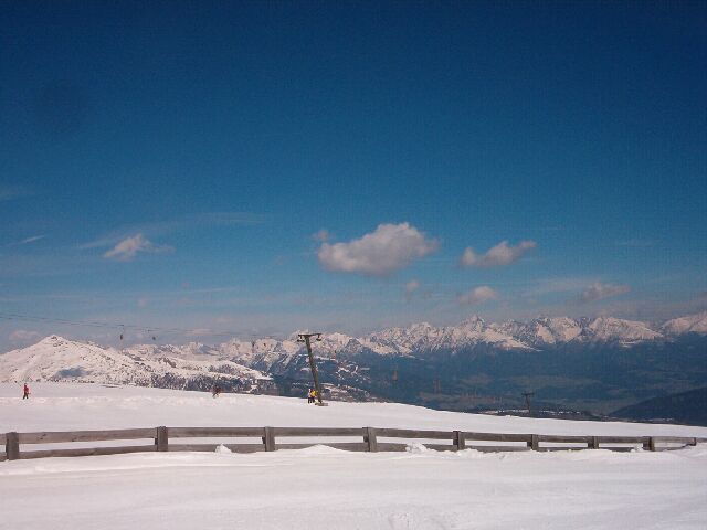 A Gipfellift, a háttérben a kép bal oldalán látható hegyen van a szomszédos Grosseck-Speiereck síterepe