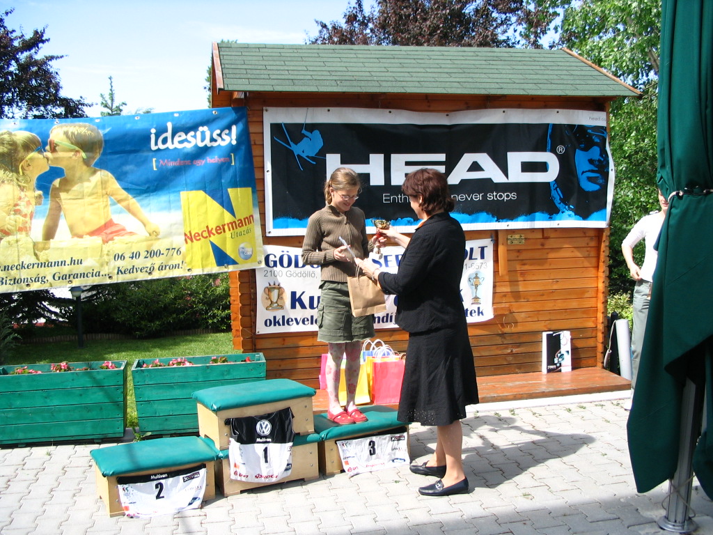 Kovács Lilinek a díjat Kaszó Klára adja át