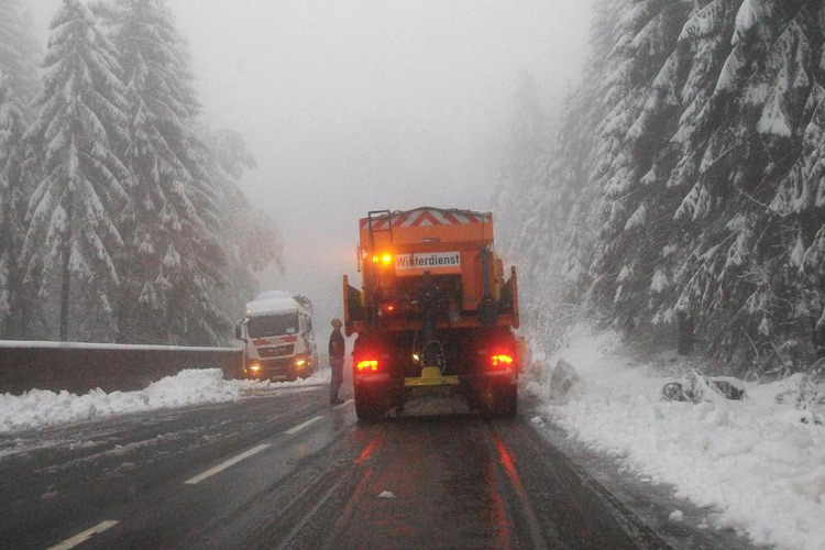 Elakadt kamion a hegyekben - Fotó: Wetteronline