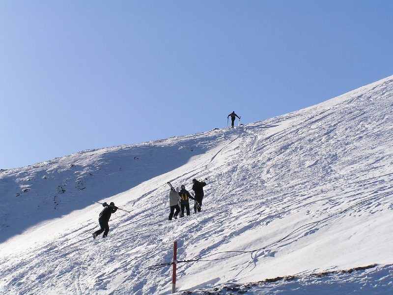Freerider sízők másznak a Zehnerkarspitze felé