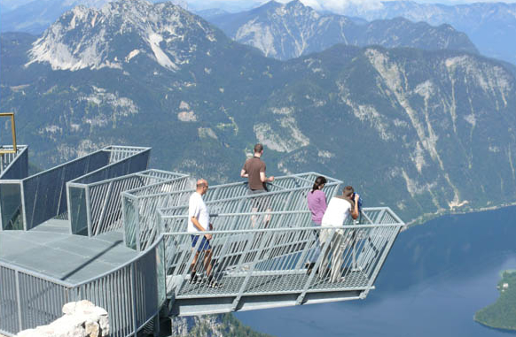 A "Five Fingers" kilátó a Krippensteinen - kilátással a festői Hallstatti-tóra