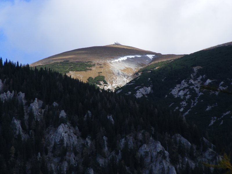 Kilátás a Rax oldalából a Schneebergre - a csúcs alatti letörésben megmaradt a tavalyi hó