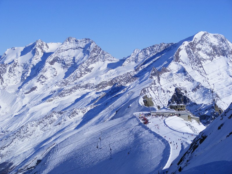 A 360 fokban körbeforgó étterem fantasztikus panorámával 3500 méter magasságban