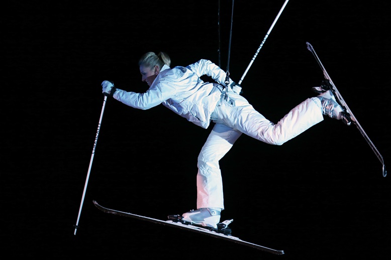 Akrobatikus bemutató a Skygate-en lógva