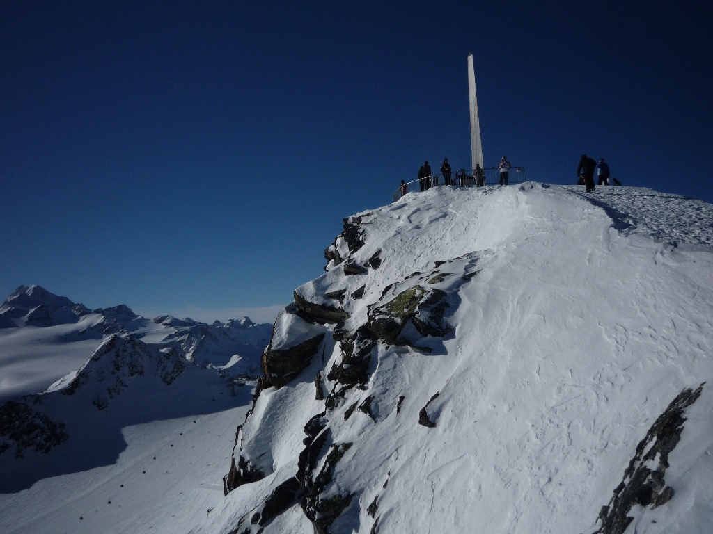 A Schwarze Schneid kilátóját jelző obeliszk (3340 m), balra a Wildspitze (3772 m) és a Tiefenbach-gleccser