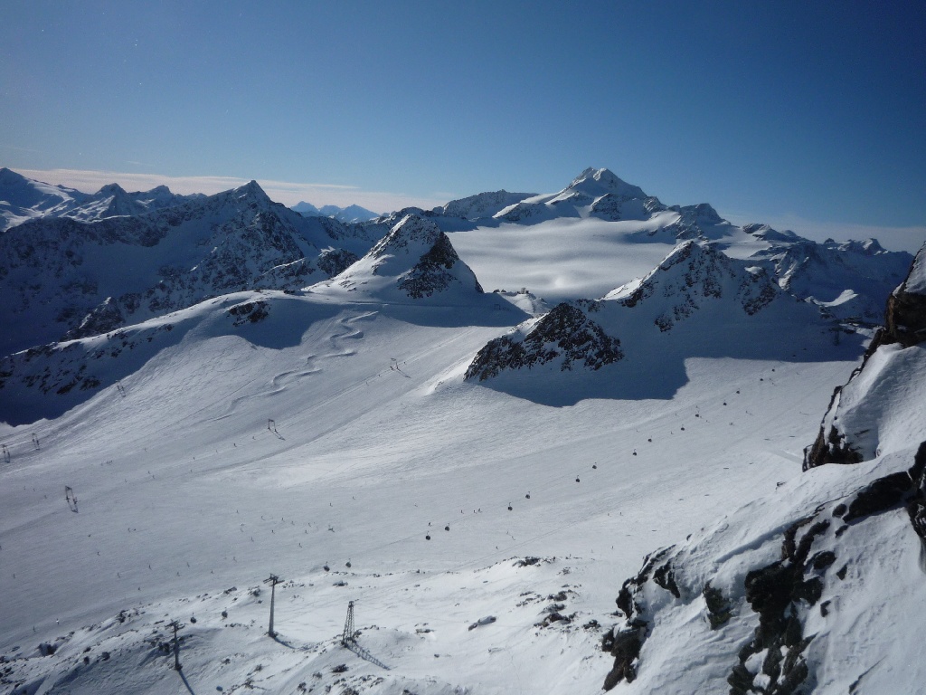 A Tiefenbach-gleccser pályái és a Wildspitze (3772 m) a Schwarze Schneid kilátójából (3340 m)