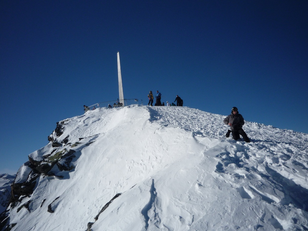 Már közel a Schwarze Schneid kilátóját jelző obeliszk (3340 m)