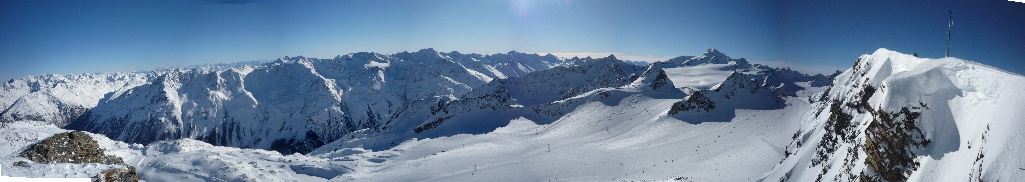 Kilátás a Schwarze Schneid kilátójából (3340 m) a Tiefenbach-gleccser irányába, jobbra távolabb a Wildspitze havas csúcsa (3772 m)