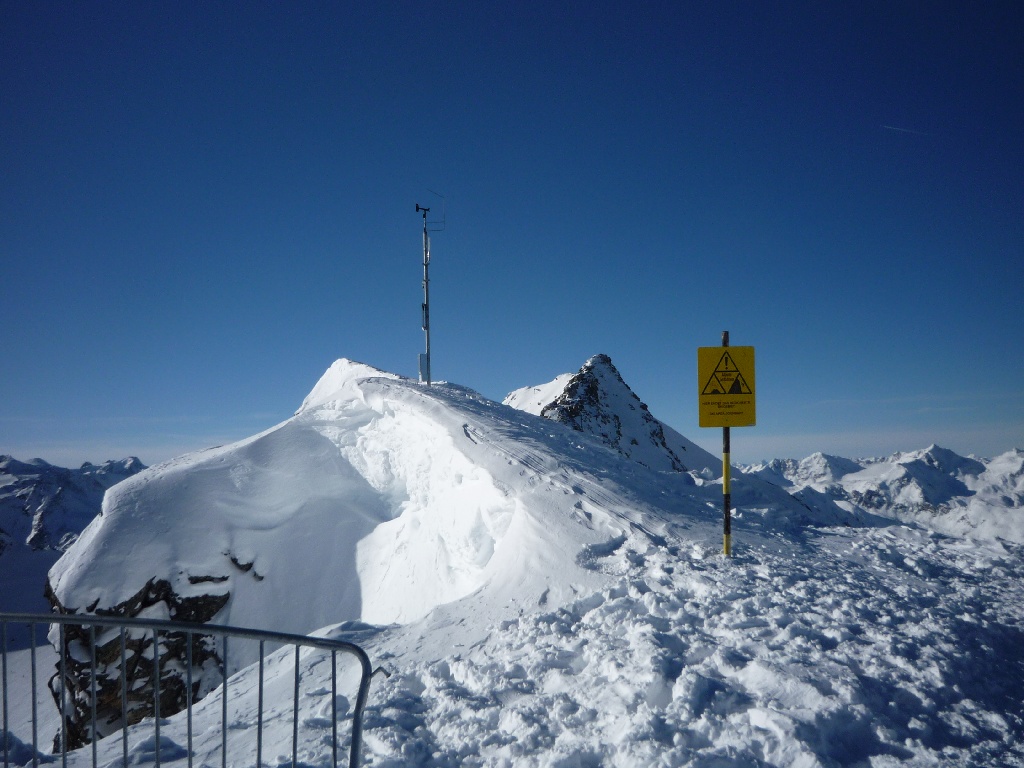 A közeli Schwarze Schneid (3367 m) csúcsa a kilátóból