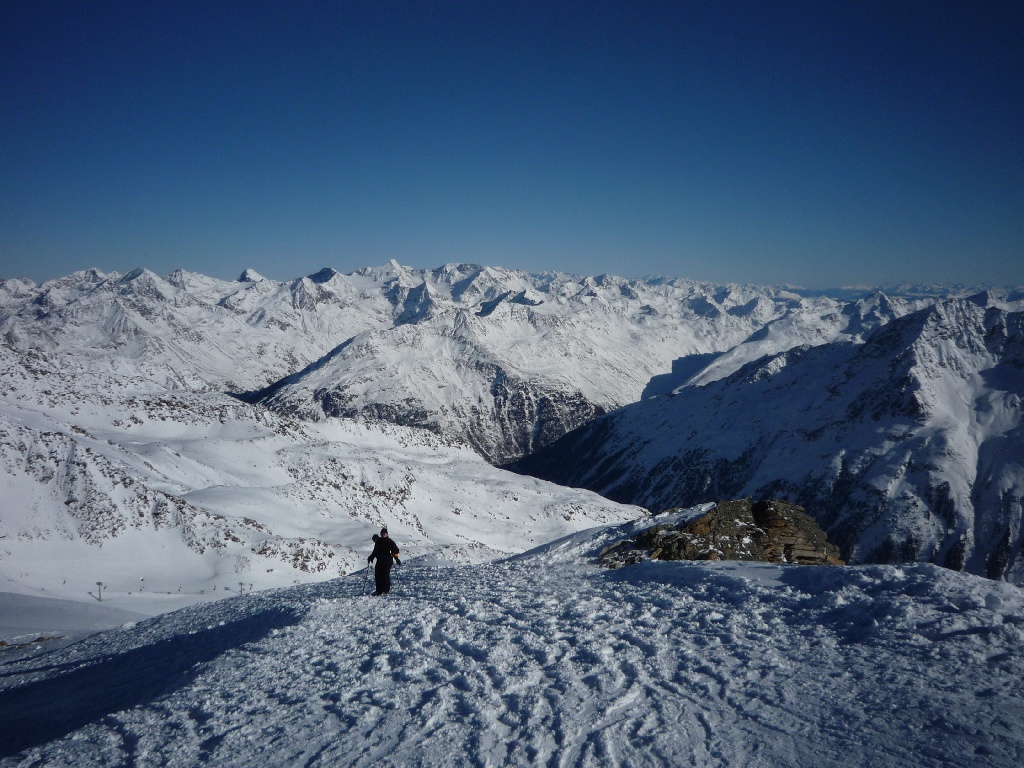 Kilátás a Schwarze Schneid kilátójából (3340 m) a Vent-völgy irányába