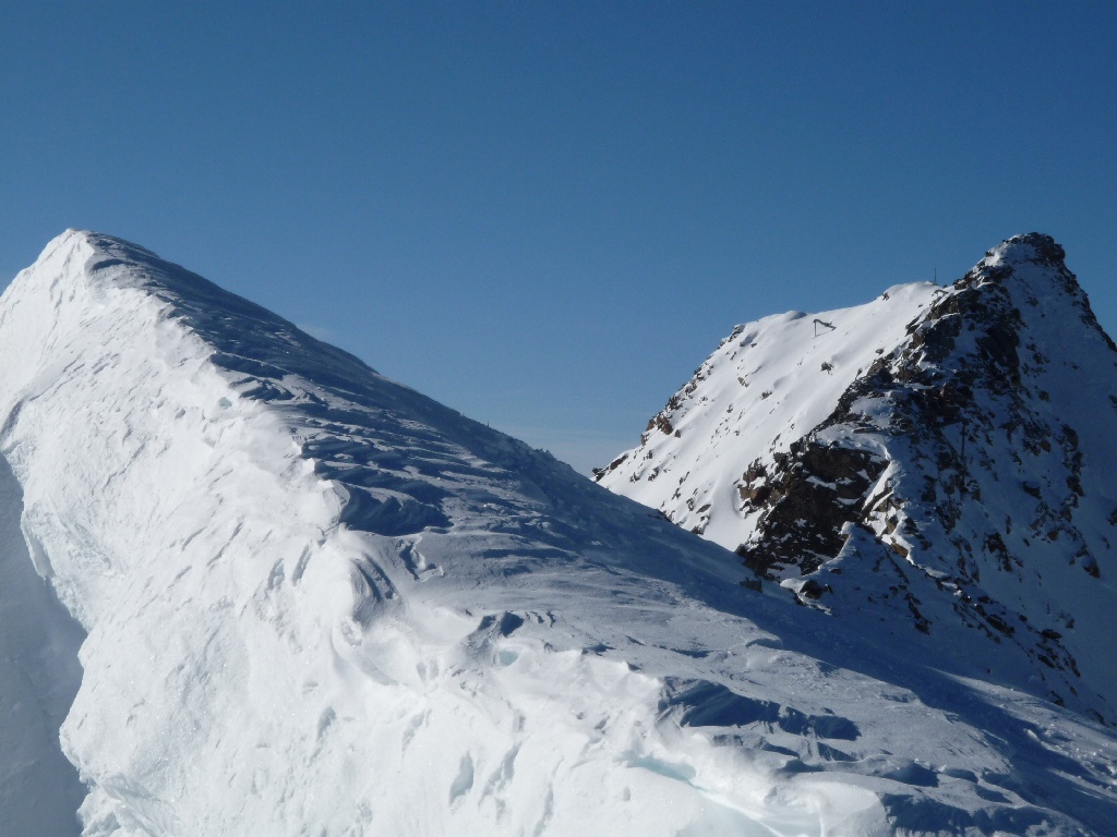 Kilátás a Schwarze Schneid kilátójából (3340 m) a hegy csúcsa felé