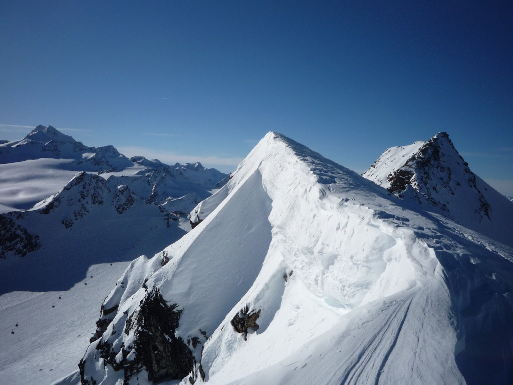 Kilátás a Schwarze Schneid kilátójából (3340 m) a hegy csúcsa felé, balra a Wilsspitze (3772 m)