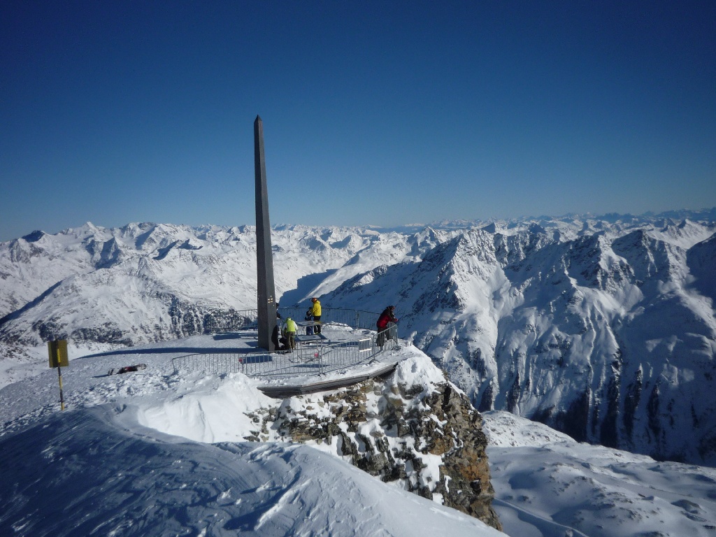 A Schwarze Schneid kilátóját jelző obeliszk (3340 m)