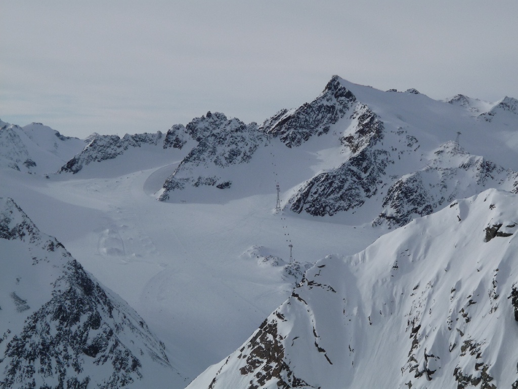 Kilátás a Tiefabach-gleccser kilátójából (3249 m) a pitztali pályákra