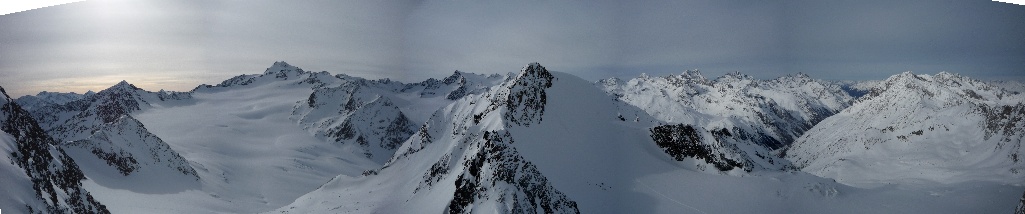 Kilátás a Tiefenbach-gleccser kilátójából (3249 m), balra a Wildspitze (3772 m), középen a közeli hegytől kissé balra távolabb a pitztali pályák