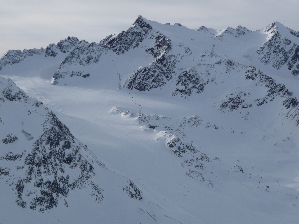 Kilátás a Tiefabach-gleccser kilátójából (3249 m) a pitztali pályákra