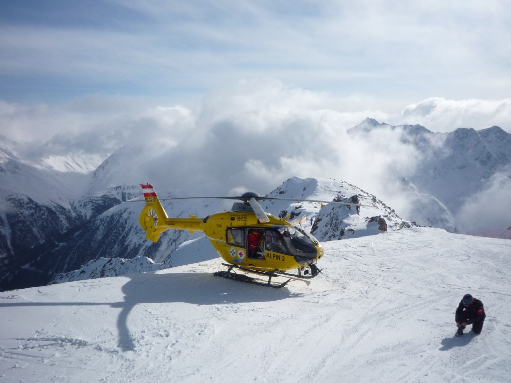 Mentőhelikopter várja a sérültet a Gaislachkogl tetején