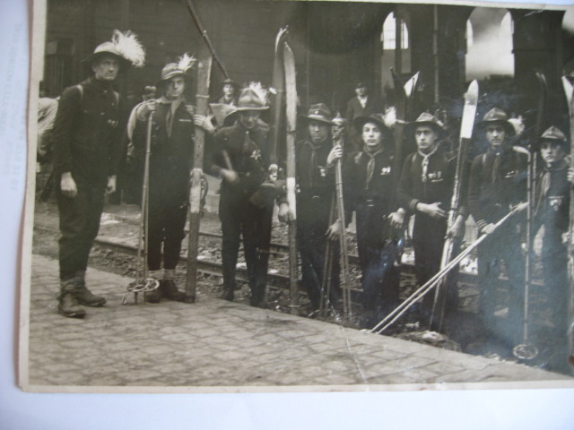 Fotó a 30-as évekből: Magyar cserkészek Svájcba indulnak síelni