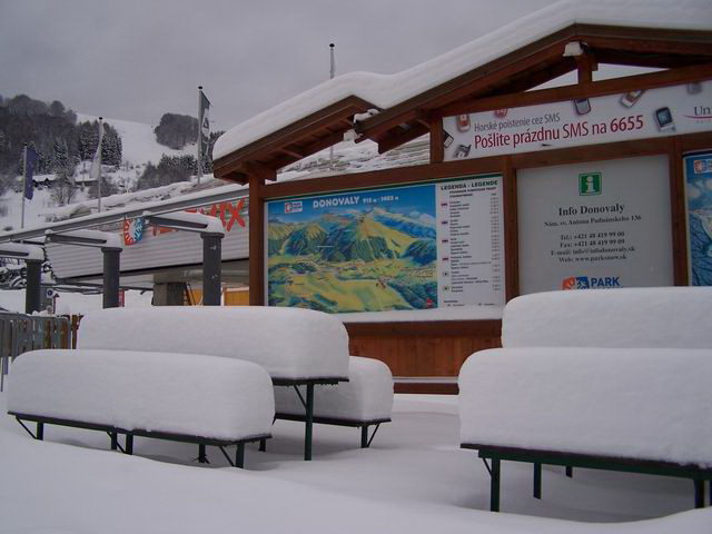 Áll a hó a Telemix felvonó melleti padokon