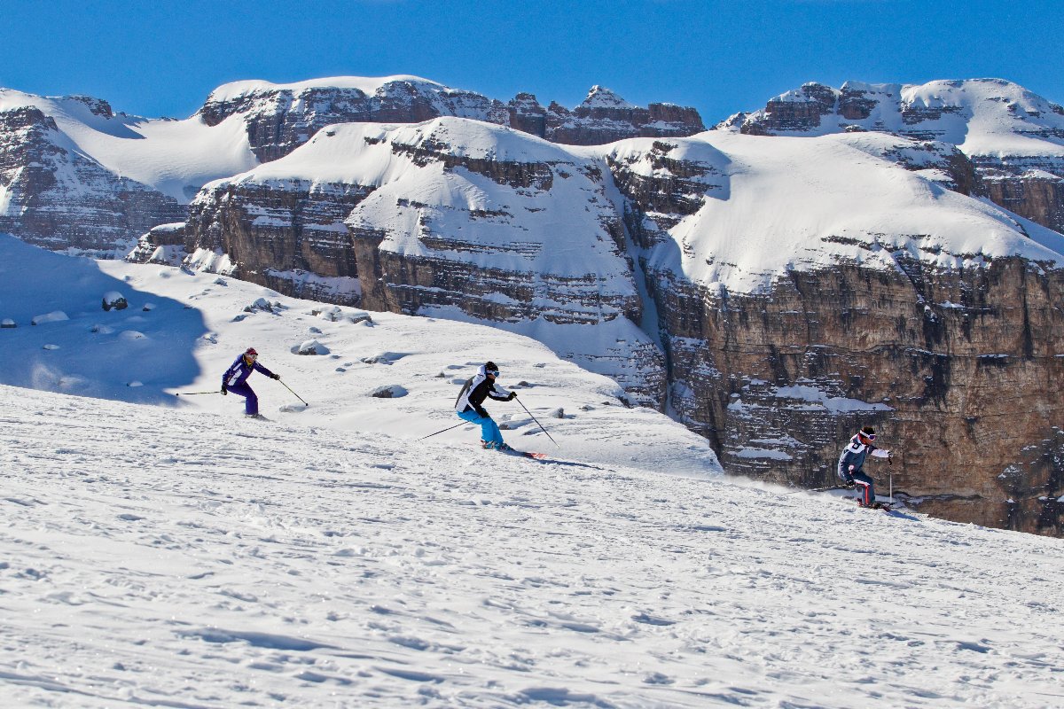 Síelők a Dolomitokban